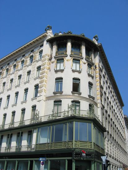als Eckhaus zur Köstlergasse ist es mit zahlreichen Goldmotiven geschmückt - beeindruckend auch der Eckbalkon