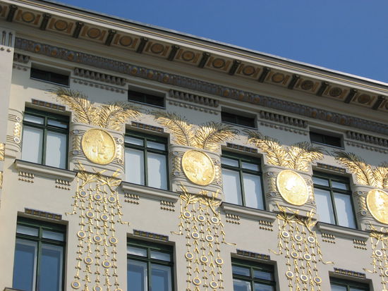 Die goldenen Verzierungen (Medaillons u.a) stammen von Kolo Moser