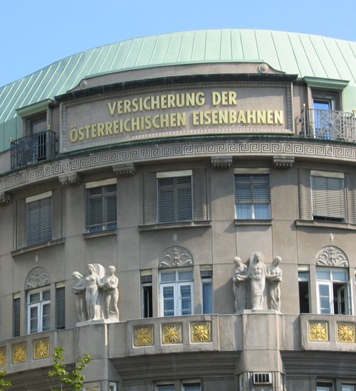 Die fünf überlebensgrossen Drei-Figuren-Gruppen stammen von Anton Hanak - erste Vorboten des Baustils der 20-er Jahre