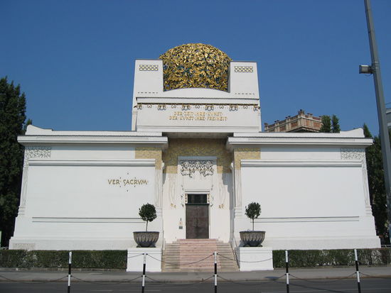 Sezessionsgebäude - Die blau-goldene Kugel - bestehend aus goldenen Lorbeerblättern und blauen Beeren - wird im Volksmund als Krautkopf bezeichnet