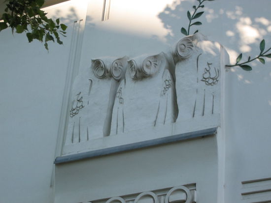 Eines der zahlreichen Motive an den Aussenmauern