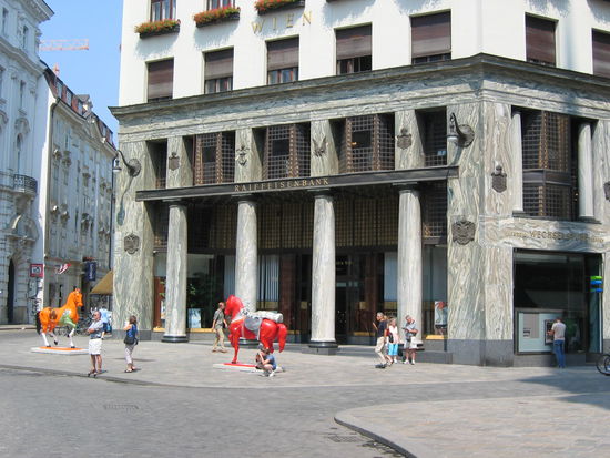 Nicht die marmorverkleideten Säulen sind tragend - sondern ein Eisenskelett