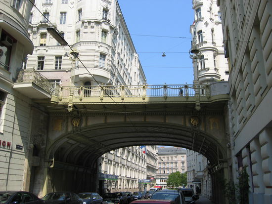 Hohe Brücke - die Wipplingerstraße überquert ein altes Bachtal (heute eine Straße)  - 1903-1904 - Josef Hackhofer