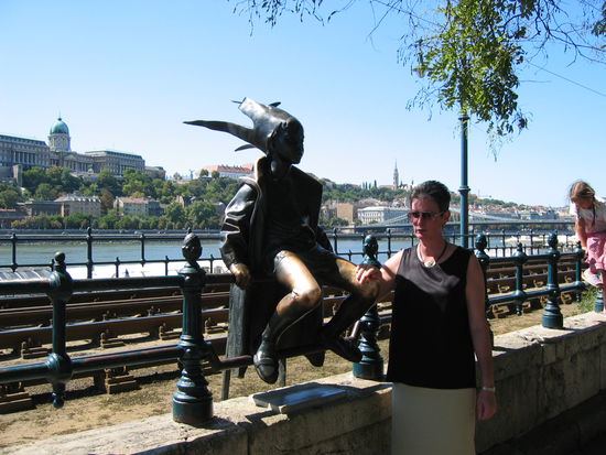 am Donauufer - warten auf die Strassenbahn