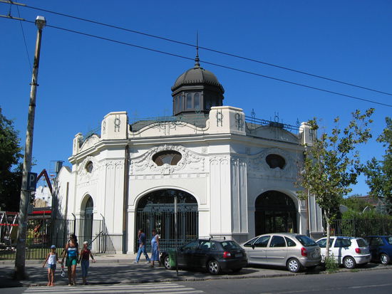 lediglich der Pavillon vor dem Szechenhy-Bad gehört architektonisch zum Jugendstil