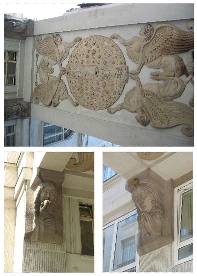 Die Brücke wird von vier Konsolfiguren gestützt; der Mittelteil mit einer Sonnenscheibe und zwei allegorischen Figuren