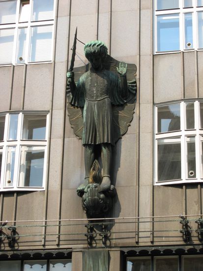 Interessantester Bauteil - die Fassade - die Figur des Erzengels Michael stammt von Ferdinand Andri