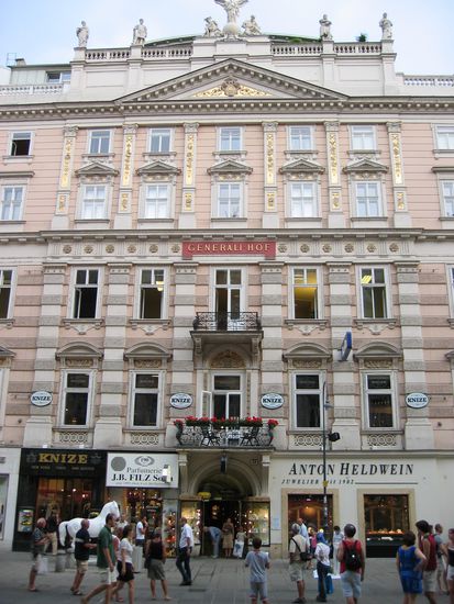 Generali-Hof mit Schneidersalon Knize (links) - Graben 13