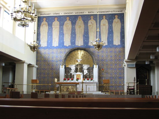 an der Wand Mosaik mit der Darstellung der sieben Gaben des Heiligen Geistes, von Ferdinand Andri, 1912; Altar von Adolf Otto Holub nach dem Vorbild in der Steinhofkirche