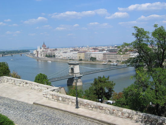 auf dem Wege abwärts zur Kettenbrücke