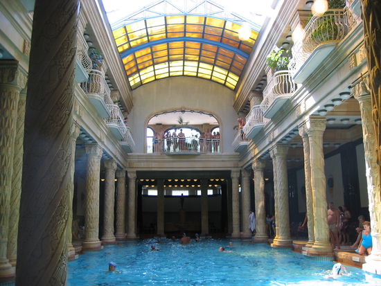 das eigentliche Hallenbad, das natürlich nur Badegästen zur Verfügung steht. Aber es gab ein kleines Fenster in der Tür!