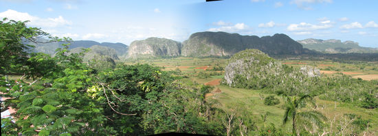 mehrere Fotos zusammengestellt zu einem Panorama des gesamten Tales - gesehen von der Terrasse des Los Jazmines