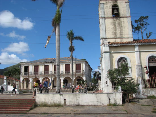 Kirche und Casa de Cultura - für das Dach des Kulturgebäudes gab es nach Hurrican Ike noch keine Zuteilung von Baumaterial