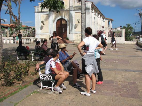 Auf dem Platz geht es ganz gemächlich zu - selbst für intensive Gespräche wird die Zigarre nicht aus dem Mund genommen