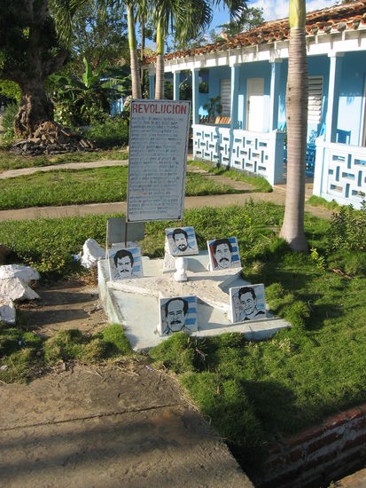 wird hier jetzt die Revolution verherrlicht - oder sind die Herren begraben?