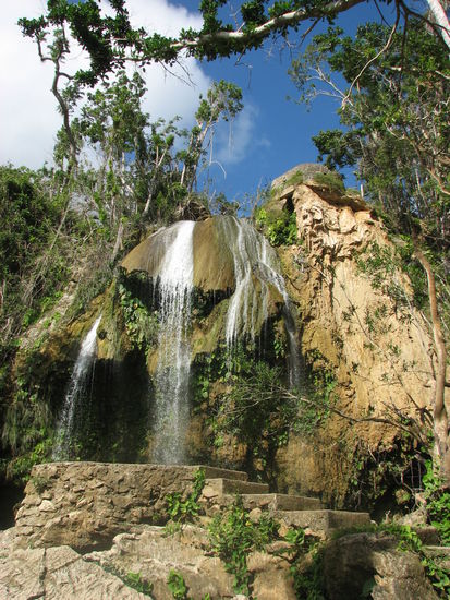 das kalkhaltige Wasser hat im Laufe der Zeit die entstehenden Stalagtiten zu einer Haube geformt