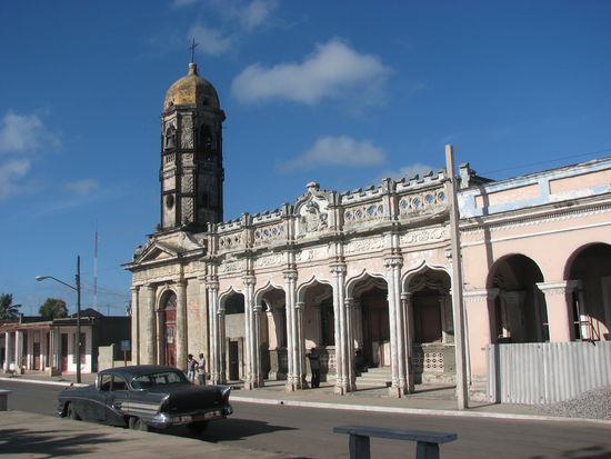 Zentraler Platz in Plamira mit Arkaden im Mudejar-Stil
