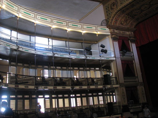 Teatro Tomás Terry - Die Inneneinrichtung ist sehr aufwändig gestaltet mit Marmor, Edelhölzern und Wandmalereien