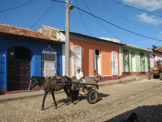 typische Strasse mit Kopfsteinplaster und Pferdefuhrwerk. Typisch: die Häuser mit Gittern vor den Fenstern und Türen