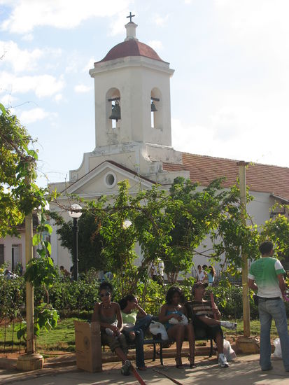 gegenüberliegende Kirche am Parque Cespedes