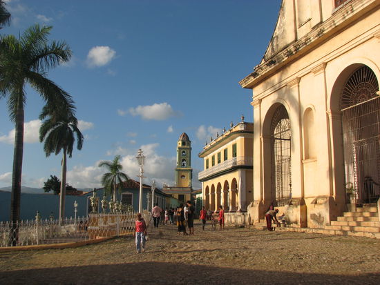 Plaza Mayor mit Franziskanerkloster (hinten), Museo Romantico und Pfarrkirche Santisima Trinidad (vorne)