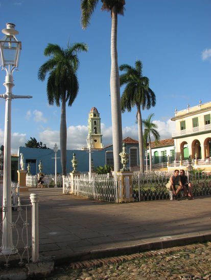 Bemerkenswert sind auch die Vasen, die häufig an den Rändern der Dächer von Kolonialhäusern zu finden sind.