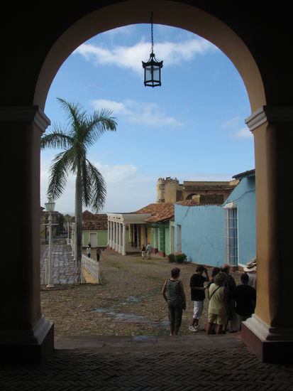 Blick aus der Pfarrkirche auf die noch leetre Plaza Mayor