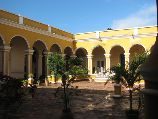 Innenhof mit Ziehbrunnen und vielen Pflanzen