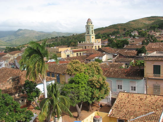 Blick auf die Sierra und das Franziskanerkloster