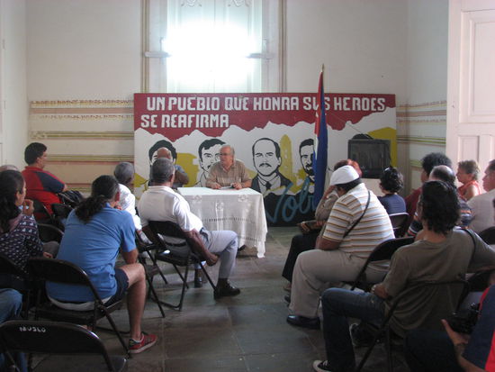 Im Haus findet gerade auch eine Parteiversammlung statt