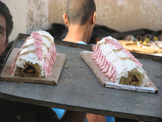 ob die Sonntags-Torte für die Versammlung bestimmt ist?!