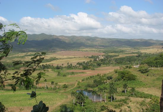 Im Hintergrund sieht man die Sierra del Escambray. Das Tal steht ebenso wie die Stadt Trinidad unter dem Schutz der UNESCO.