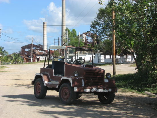 die alten Autos stehen einfach auf der Strasse