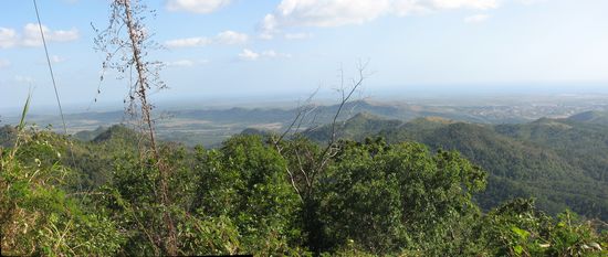 Trotzdem bietet sich schon auf halber Höhe ein weiter Blick nach Süden zur Küste