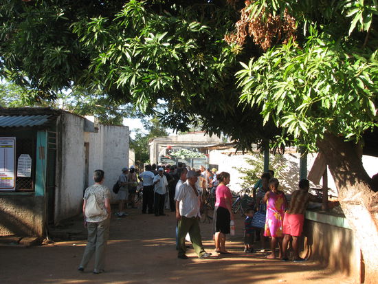 dort wo sich Schlangen bilden, gibt es plötzlich was zu kaufen