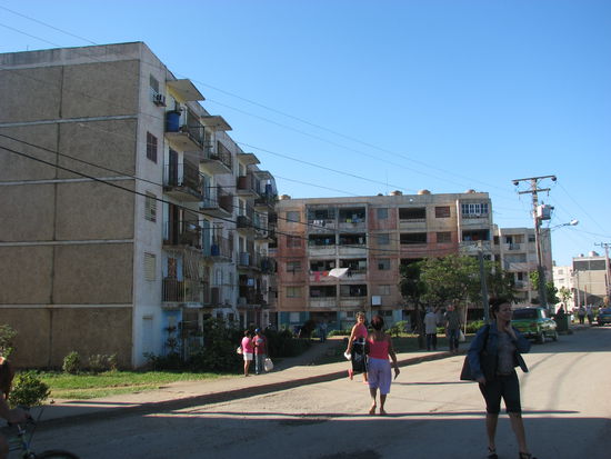 es ist natürlich gut, dass wir auch die Wohnviertel mit Plattenbauten in so einem Bilderbuch-Städtchen wie Trinidad nicht vergessen