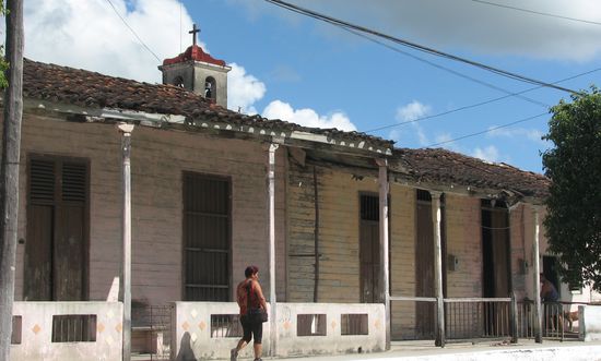 aber meist sind die Häuser aus Holz einstöckig und mit breiter Veranda versehen