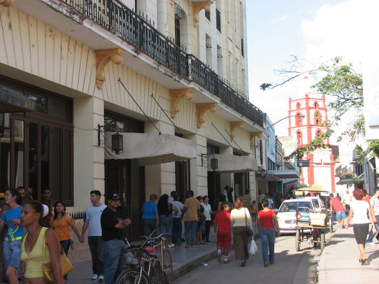 Gran Hotel in Camagüey - mit parkenden Hotelgästen