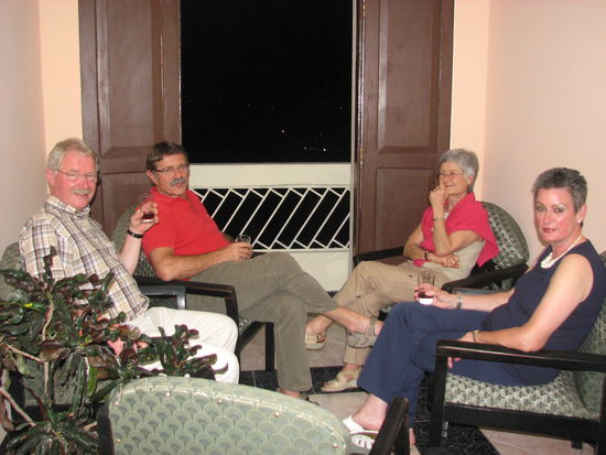 gemütliche Runde bei Rotwein mit Urlaubsbekanntschaften aus Stuttgart