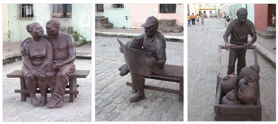 Vor der Kirche ist die abgesperrte  Plaza del Carmen bestückt mit lebensechten Skulpturen