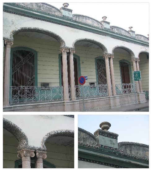 die Art der Ausprägungen des Jugendstils sind vielfältig - hier die Kombination von an Gaudi erinnernden Mosaiken mit klass. Ziersäulen und Copas
