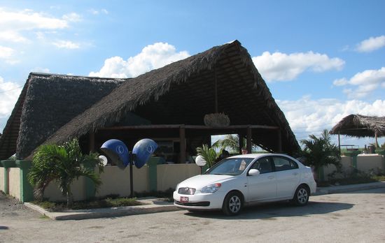 typische Autopista-Raststätte - offen mit Strohdach (und Telefon-Kabinen davor)