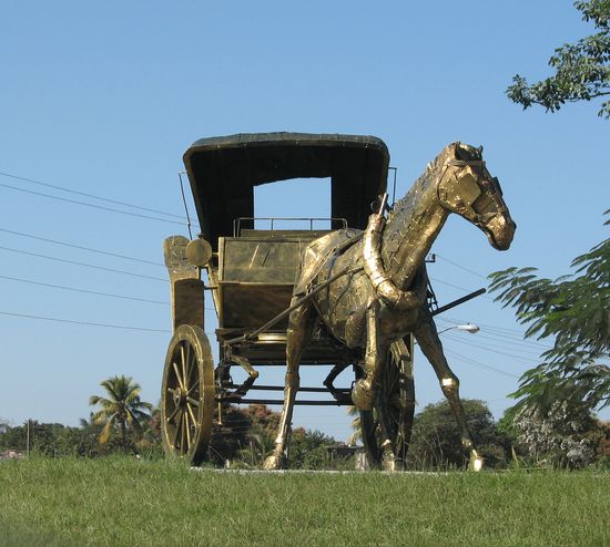 Ortseingangsskulptur Bayamo - Die Stadt gilt als Stadt der Pferdedroschken