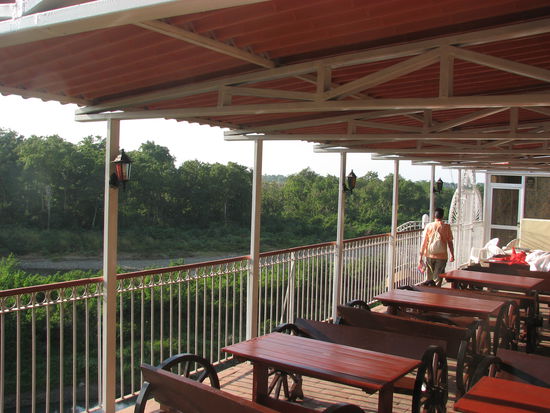 vom Know-how-Führer empfohlene Bodega mit Blick auf den Fluss