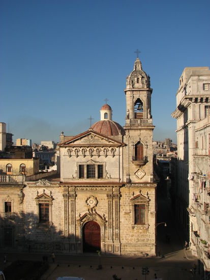 Blick von der Dachterrasse auf die Kirche in der Calle Cuba mit benachbarter Akademie der Wissenschaften