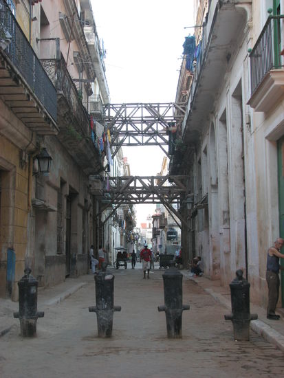 nicht alle Gebäude stehen sicher - manche müssen sich gegenseitig 'stützen'