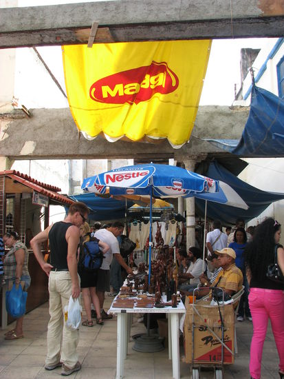 direkt nebenan findet wochentags ein kleiner Kunsthandwerkermarkt statt - bemerkenswerterweise unter bekannten 'Schirmmarken'