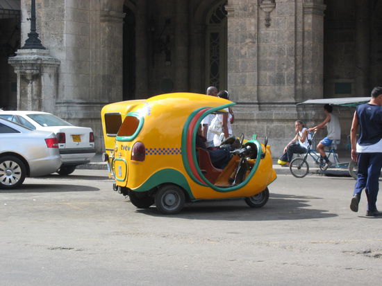 Mopedtaxis - eigentlich nur in Havanna im Einsatz - genannt Cocos