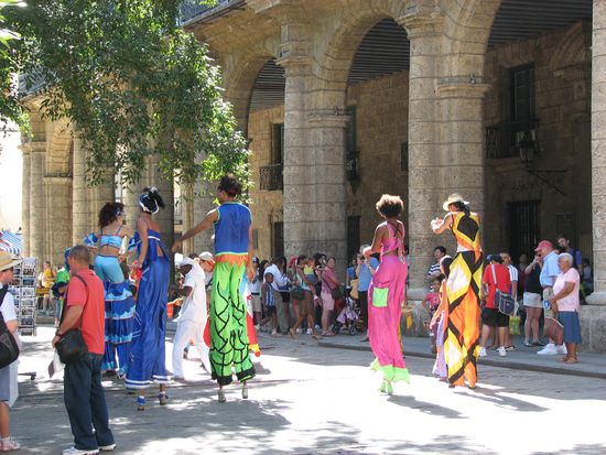 Eigentlich erinnert das Treiben an Mardi Gras in New Orleans - aber so weit ist das ja auch nicht entfernt!