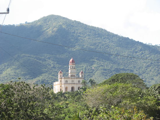 Wallfahrtskirche El Cobre in den Hängen der Sierra Maestra